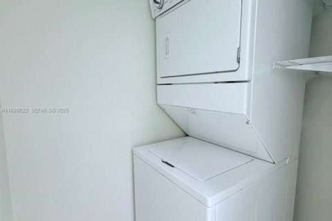 Снять в аренду кондоминиум в Майами, Флорида 2 спальни, 84.54м2, № 1988995 - фото 12