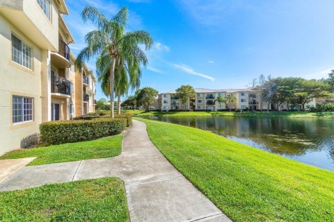 Condo in Royal Palm Beach, Florida, 2 bedrooms  № 1221566 - photo 1