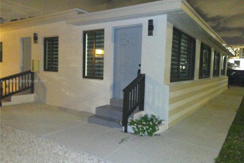 Casa en alquiler en North Miami, Florida, 3 dormitorios № 1993050 - foto 1