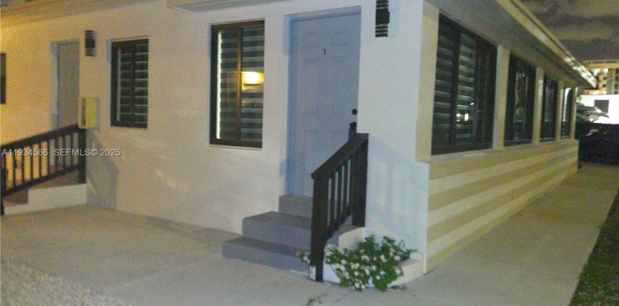 Casa en North Miami, Florida 3 dormitorios № 1993050