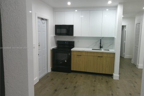 Casa en alquiler en North Miami, Florida, 3 dormitorios № 1993050 - foto 3