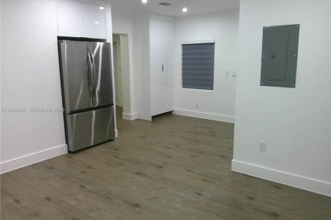 Casa en alquiler en North Miami, Florida, 3 dormitorios № 1993050 - foto 11
