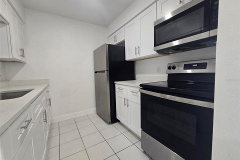 Condo in Tampa, Florida, 1 bedroom  № 2275731 - photo 8
