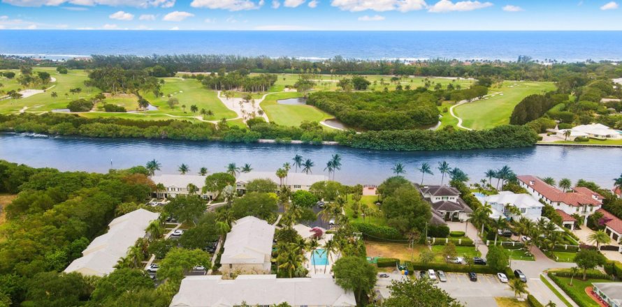Townhouse in Delray Beach, Florida 2 bedrooms, 118.91 sq.m. № 1154217
