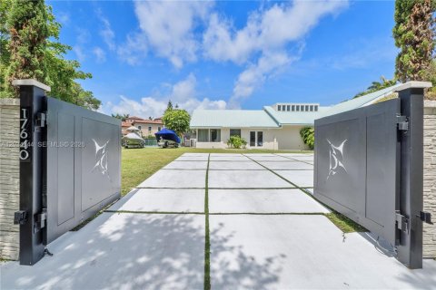 House in Palmetto Bay, Florida 5 bedrooms, 332.78 sq.m. № 2087206