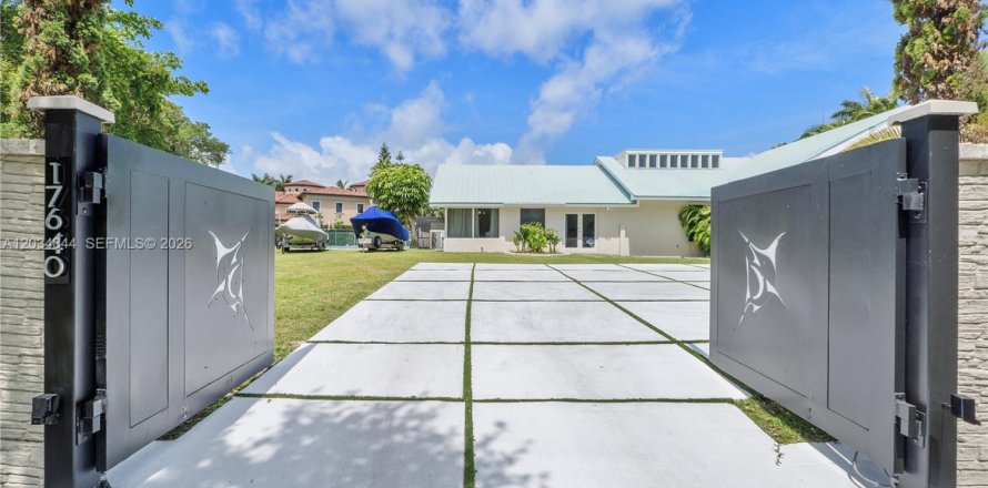 House in Palmetto Bay, Florida 5 bedrooms, 332.78 sq.m. № 2087206