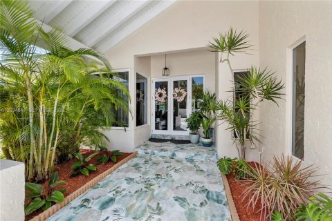 House in Palmetto Bay, Florida 5 bedrooms, 332.78 sq.m. № 2087206 - photo 2