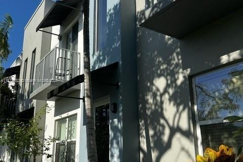 Townhouse in Oakland Park, Florida 2 bedrooms, 113.81 sq.m. № 1926480 - photo 1