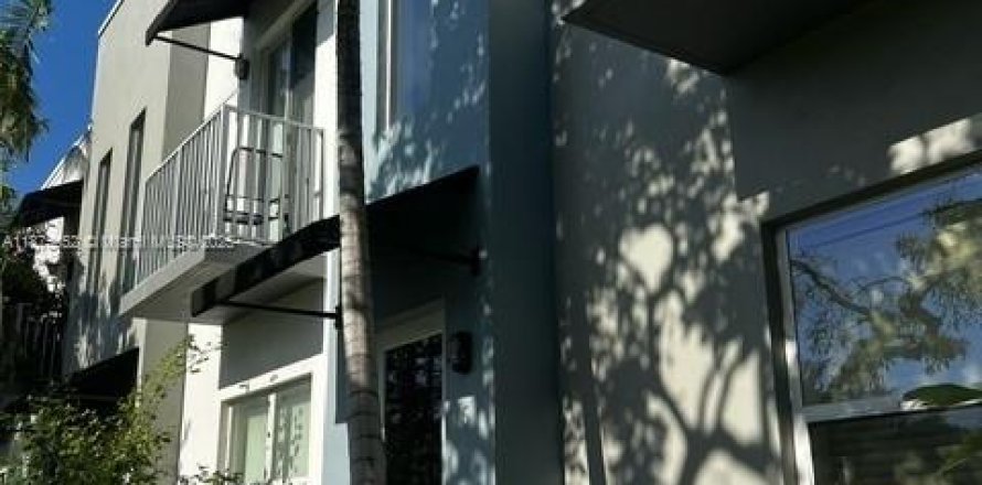 Townhouse in Oakland Park, Florida 2 bedrooms, 113.81 sq.m. № 1926480