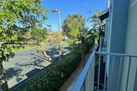 Townhouse in Oakland Park, Florida 2 bedrooms, 113.81 sq.m. № 1926480 - photo 9