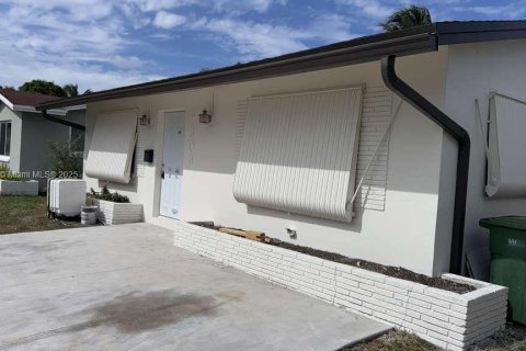 Villa ou maison à louer à Tamarac, Floride: 2 chambres, 98.66 m2 № 1964303 - photo 2