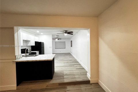 Villa ou maison à louer à Tamarac, Floride: 2 chambres, 98.66 m2 № 1964303 - photo 21