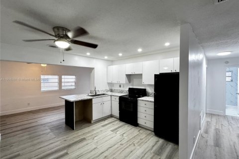 Villa ou maison à louer à Tamarac, Floride: 2 chambres, 98.66 m2 № 1964303 - photo 6