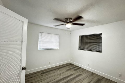 Villa ou maison à louer à Tamarac, Floride: 2 chambres, 98.66 m2 № 1964303 - photo 11