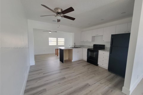 Villa ou maison à louer à Tamarac, Floride: 2 chambres, 98.66 m2 № 1964303 - photo 7