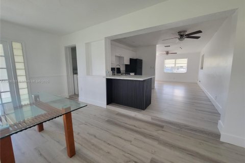 Villa ou maison à louer à Tamarac, Floride: 2 chambres, 98.66 m2 № 1964303 - photo 18