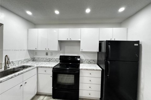 Villa ou maison à louer à Tamarac, Floride: 2 chambres, 98.66 m2 № 1964303 - photo 4