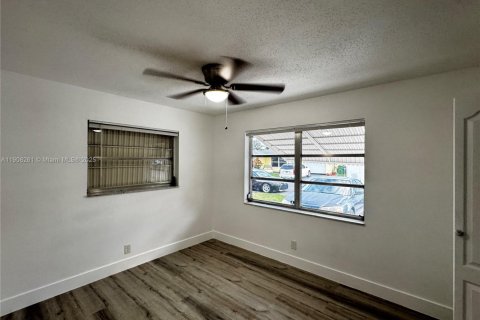 Villa ou maison à louer à Tamarac, Floride: 2 chambres, 98.66 m2 № 1964303 - photo 9