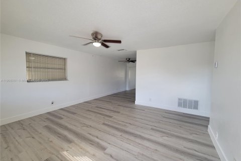 Villa ou maison à louer à Tamarac, Floride: 2 chambres, 98.66 m2 № 1964303 - photo 16