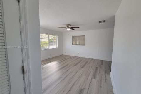 Villa ou maison à louer à Tamarac, Floride: 2 chambres, 98.66 m2 № 1964303 - photo 14