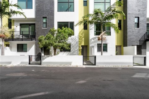 Touwnhouse à louer à Saint Petersburg, Floride: 2 chambres, 147.71 m2 № 2425359 - photo 2