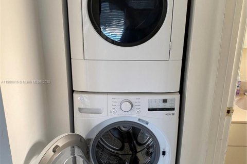 Купить кондоминиум в Халландейл-Бич, Флорида 1 спальня, 79.34м2, № 1963295 - фото 10