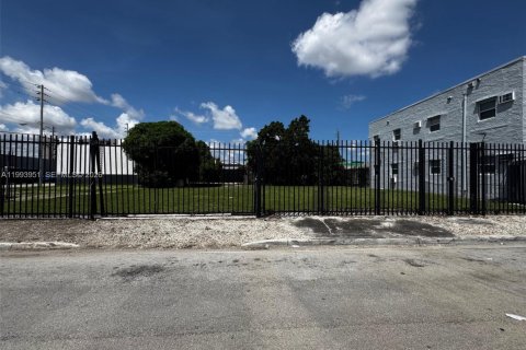 Commercial property in Miami, Florida № 2055679 - photo 4