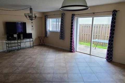 Снять в аренду таунхаус в Майами, Флорида 3 спальни, 126.35м2, № 2009816 - фото 2