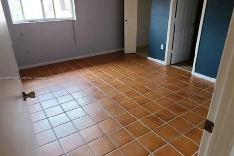 Снять в аренду таунхаус в Майами, Флорида 3 спальни, 126.35м2, № 2009816 - фото 4