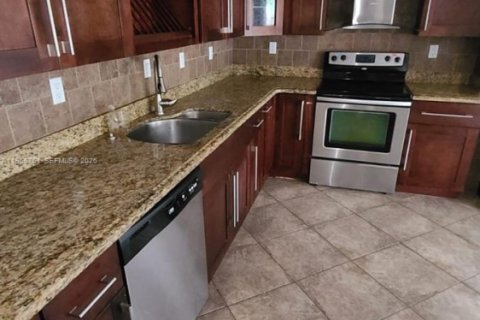 Снять в аренду таунхаус в Майами, Флорида 3 спальни, 126.35м2, № 2009816 - фото 3