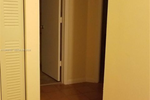 Снять в аренду таунхаус в Майами, Флорида 3 спальни, 126.35м2, № 2009816 - фото 11