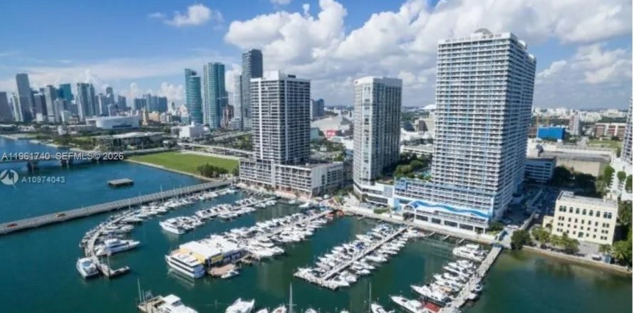 Condominio en Miami, Florida, 3 dormitorios № 2029077