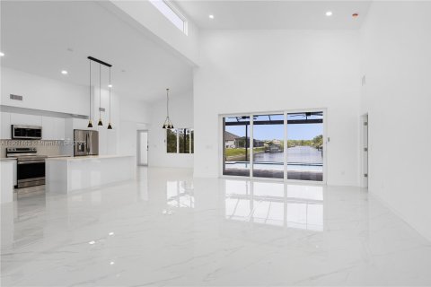 House in Cape Coral, Florida 4 bedrooms, 213.21 sq.m. № 1953252 - photo 21