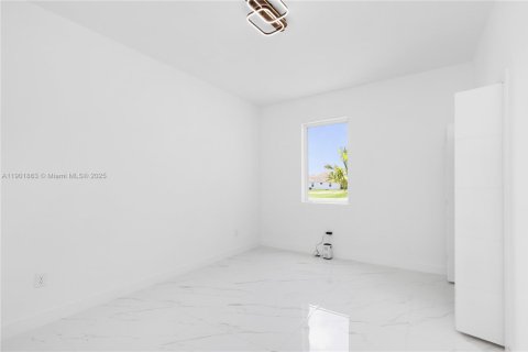 House in Cape Coral, Florida 4 bedrooms, 213.21 sq.m. № 1953252 - photo 22