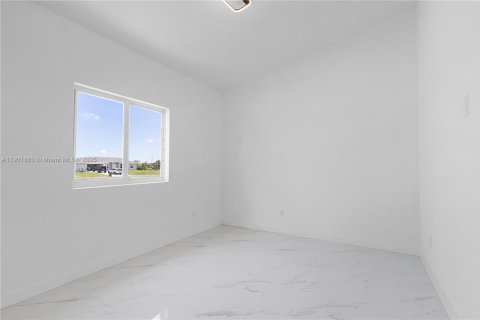 House in Cape Coral, Florida 4 bedrooms, 213.21 sq.m. № 1953252 - photo 28