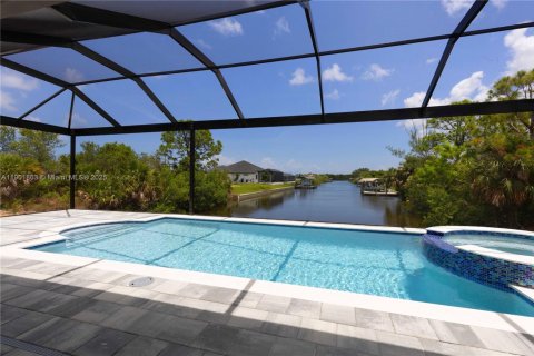 House in Cape Coral, Florida 4 bedrooms, 213.21 sq.m. № 1953252 - photo 2