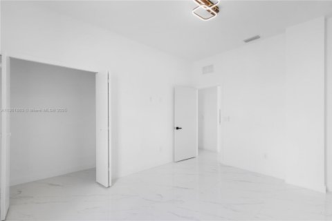 House in Cape Coral, Florida 4 bedrooms, 213.21 sq.m. № 1953252 - photo 23