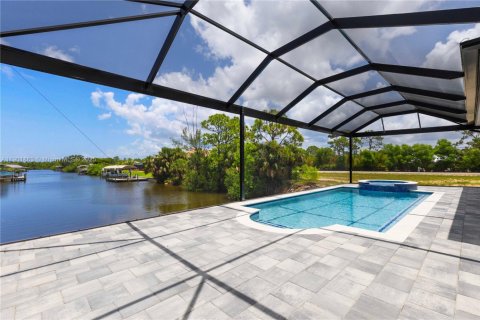 House in Cape Coral, Florida 4 bedrooms, 213.21 sq.m. № 1953252 - photo 5