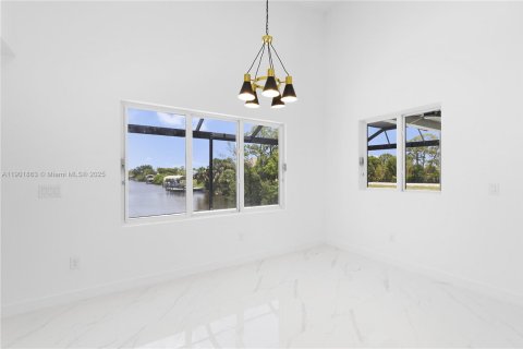 House in Cape Coral, Florida 4 bedrooms, 213.21 sq.m. № 1953252 - photo 16