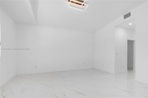 House in Cape Coral, Florida 4 bedrooms, 213.21 sq.m. № 1953252 - photo 8