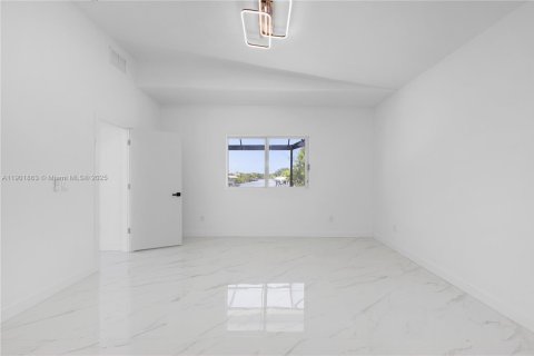 House in Cape Coral, Florida 4 bedrooms, 213.21 sq.m. № 1953252 - photo 10