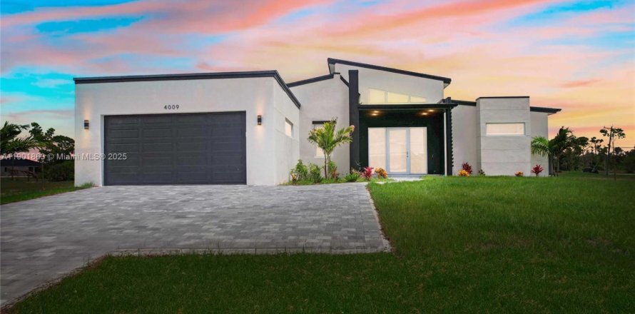 House in Cape Coral, Florida 4 bedrooms, 213.21 sq.m. № 1953252