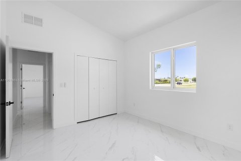 House in Cape Coral, Florida 4 bedrooms, 213.21 sq.m. № 1953252 - photo 29