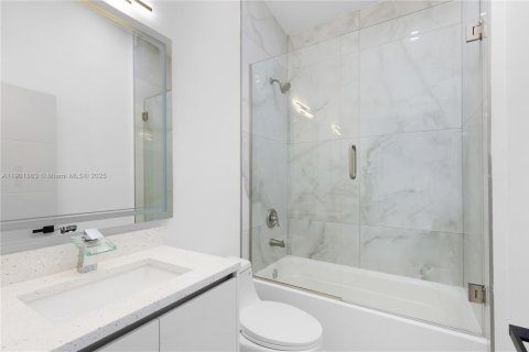 House in Cape Coral, Florida 4 bedrooms, 213.21 sq.m. № 1953252 - photo 27