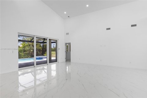 House in Cape Coral, Florida 4 bedrooms, 213.21 sq.m. № 1953252 - photo 20