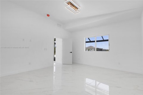 House in Cape Coral, Florida 4 bedrooms, 213.21 sq.m. № 1953252 - photo 9