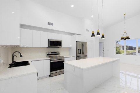 House in Cape Coral, Florida 4 bedrooms, 213.21 sq.m. № 1953252 - photo 18