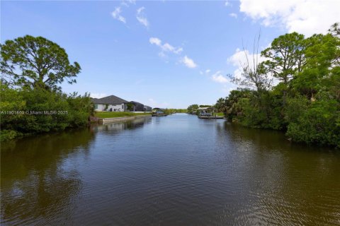 House in Cape Coral, Florida 4 bedrooms, 213.21 sq.m. № 1953252 - photo 7