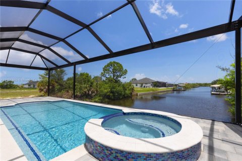 House in Cape Coral, Florida 4 bedrooms, 213.21 sq.m. № 1953252 - photo 6