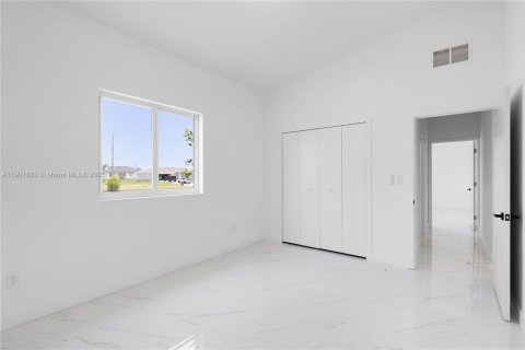 House in Cape Coral, Florida 4 bedrooms, 213.21 sq.m. № 1953252 - photo 26